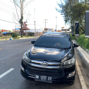 Toyota Avanza - Armada travel Medan ke Pekanbaru di lokasi wisata